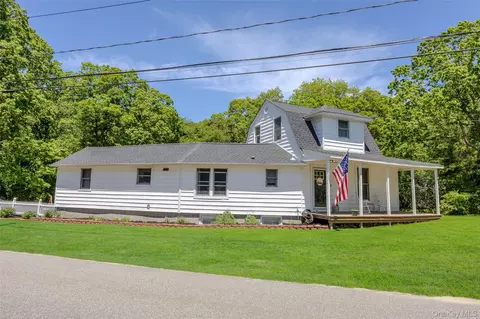 5 Gerard Rd, Yaphank, NY 11980