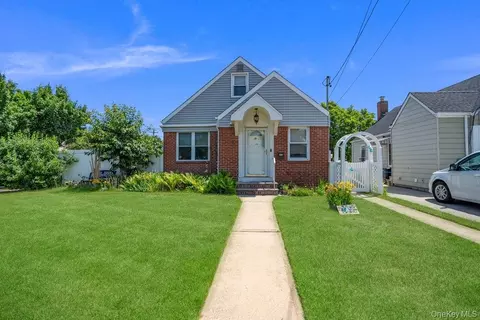 149 Arlington St, North Hempstead, NY 11501