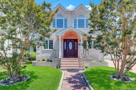 32 3rd Ave, North Hempstead, NY 11040