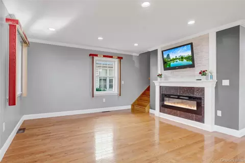 32 3rd Ave, North Hempstead, NY 11040