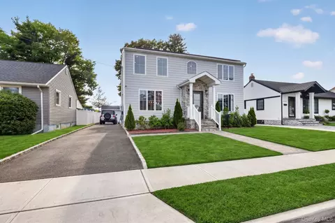 99 Kuhl Ave, Hicksville, NY 11801