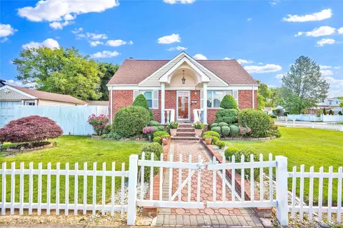 3 Ash Ct, Hempstead, NY 11550