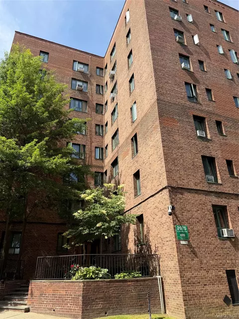 2075 Saint Raymond Ave #4E, New York, NY 10462