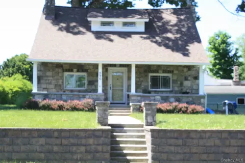 296 Lakeshore Dr E, Kent, NY 10512
