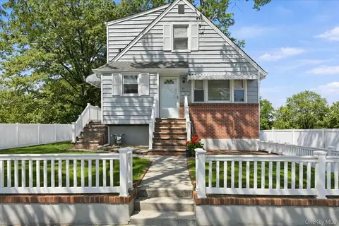 51 Hickory Rd, North Hempstead, NY 11050