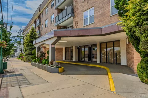 360 Central Ave #128, Lawrence, NY 11559