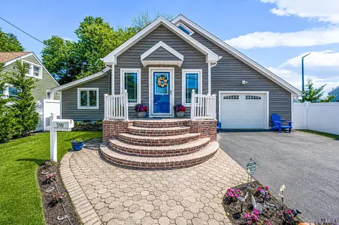 590 S 7th St, Lindenhurst, NY 11757
