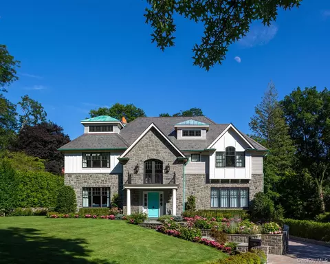 7 Pine Dr, North Hempstead, NY 11021