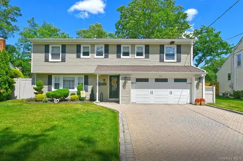 2432 Kayron Ln, North Bellmore, NY 11710