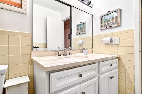 Bath - 1840 Crompond Rd #7A8, Peekskill, NY 10566 photo 2 of 2