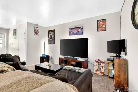 Living - 1840 Crompond Rd #7A8, Peekskill, NY 10566 photo 2 of 4