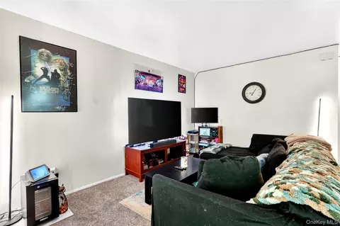 Living - 1840 Crompond Rd #7A8, Peekskill, NY 10566 photo 1 of 4