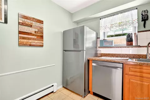 Kitchen - 1840 Crompond Rd #7A8, Peekskill, NY 10566 photo 2 of 3
