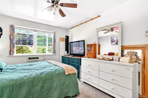 Bedroom - 1840 Crompond Rd #7A8, Peekskill, NY 10566 photo 3 of 4