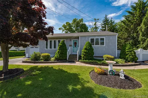 6 45th St, Islip, NY 11751