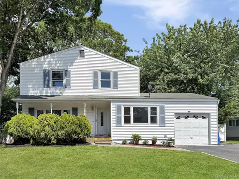 17 Belair Rd, Selden, NY 11784