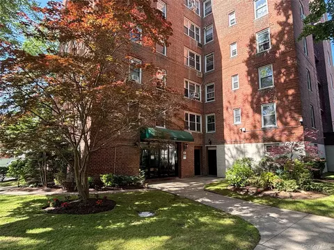 28-02 Parsons Blvd #1E, New York, NY 11354