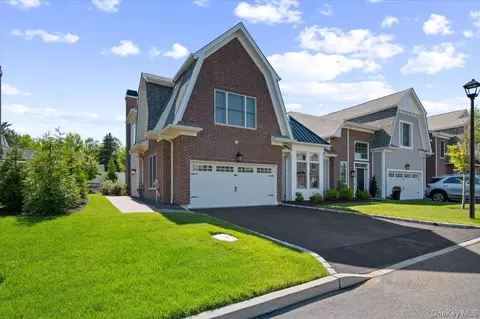 238 Coach Dr #56, Oyster Bay, NY 11542