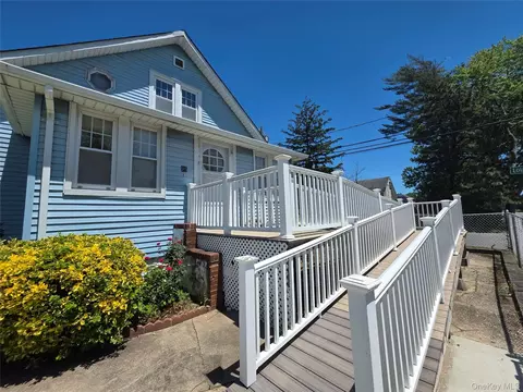 95 28th St, Copiague, NY 11726