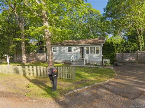 84 Queen Rd, Mastic Beach, NY 11951