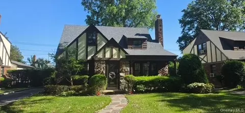 96 Meadow St, Garden City, NY 11530
