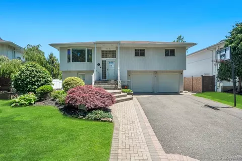 1827 Roberta Ln, Merrick, NY 11566