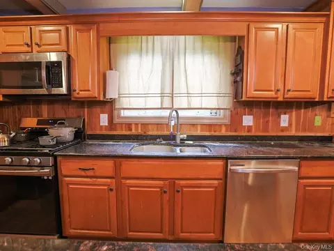 Kitchen - 44 Paglia Dr, Wallkill, NY 10932 photo 4 of 4