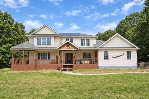 44 Paglia Dr, Wallkill, NY 10932