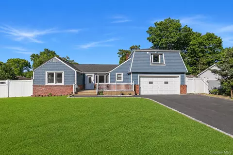 33 Lillian Rd, Nesconset, NY 11767