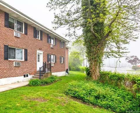 200 Merrick Rd #F, Amityville, NY 11701