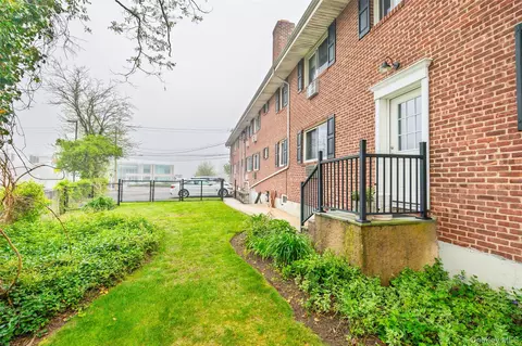 200 Merrick Rd #F, Amityville, NY 11701
