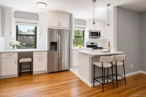245-02 61st Ave #L, Douglaston, NY 11362