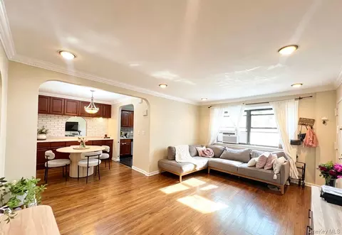 6968 137th St #1B, Flushing, NY 11367