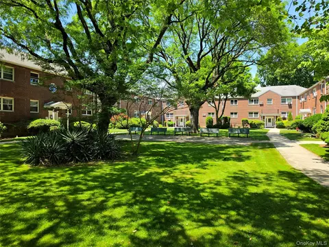88-27 Shore Pkwy #25, Howard Beach, NY 11414