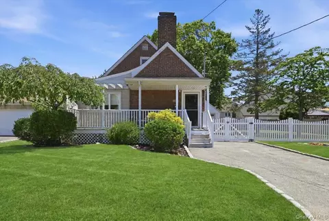 2395 Yorktown St, Oceanside, NY 11572