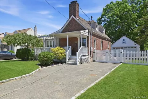 2395 Yorktown St, Oceanside, NY 11572