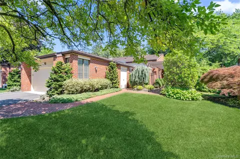 265 Sparrow Dr #265, North Hempstead, NY 11030