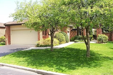 265 Sparrow Dr #265, North Hempstead, NY 11030