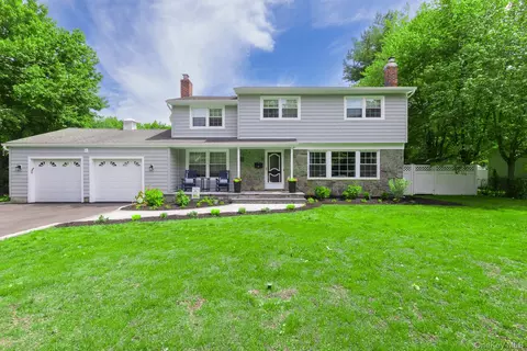 66 Cygnet Dr, Smithtown, NY 11787