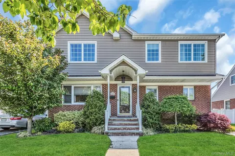 233 Collins Ave, North Hempstead, NY 11596
