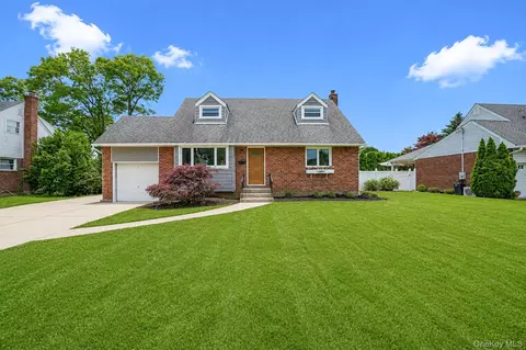 192 W 18th St, Deer Park, NY 11729