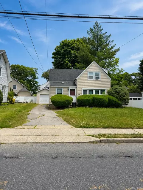 196 Rocklyn Ave, Lynbrook, NY 11563