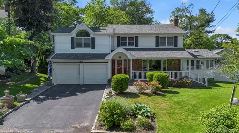 21 Martha Ct, Centerport, NY 11721