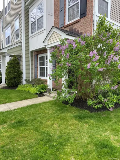 1 Maler Ln, Patchogue, NY 11772
