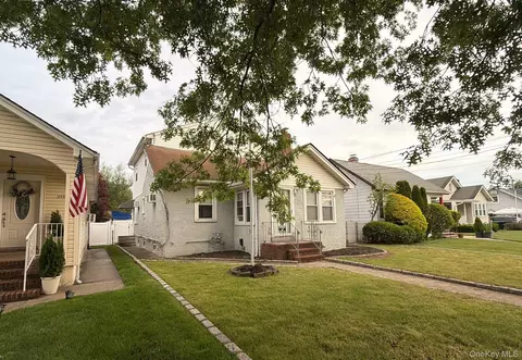 255 Rolling St, Malverne, NY 11565
