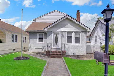 255 Rolling St, Malverne, NY 11565
