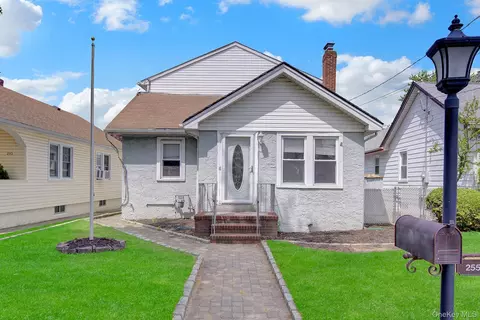 255 Rolling St, Malverne, NY 11565