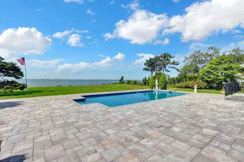 6 Last Ln, Hampton Bays, NY 11946
