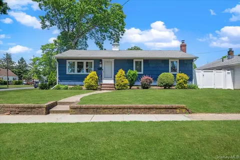 3 Cherry St, Massapequa, NY 11758