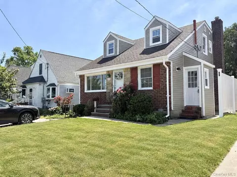 135 Barwick Blvd, North Hempstead, NY 11501